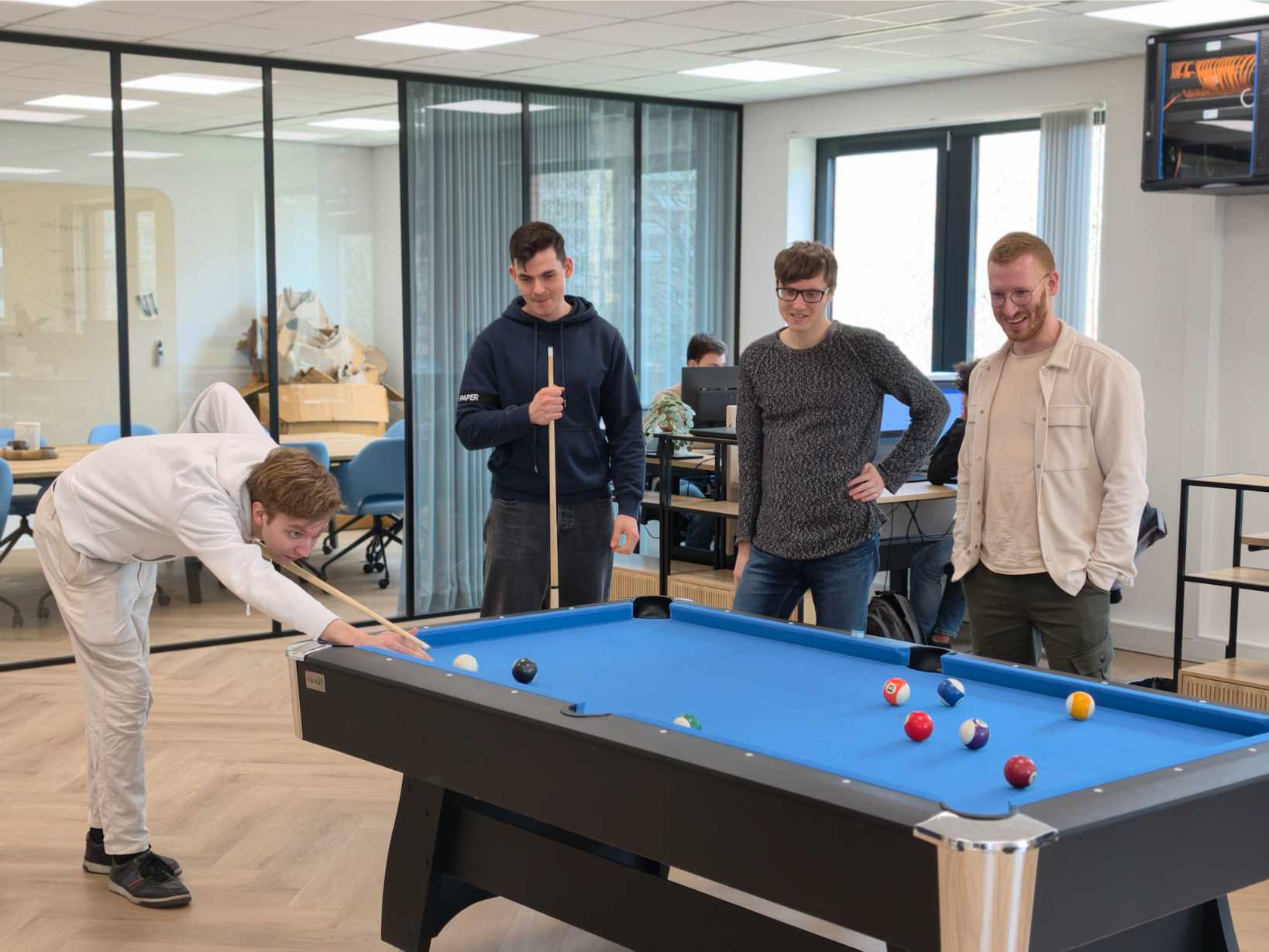 JG webmarketing collega's aan de pooltafel