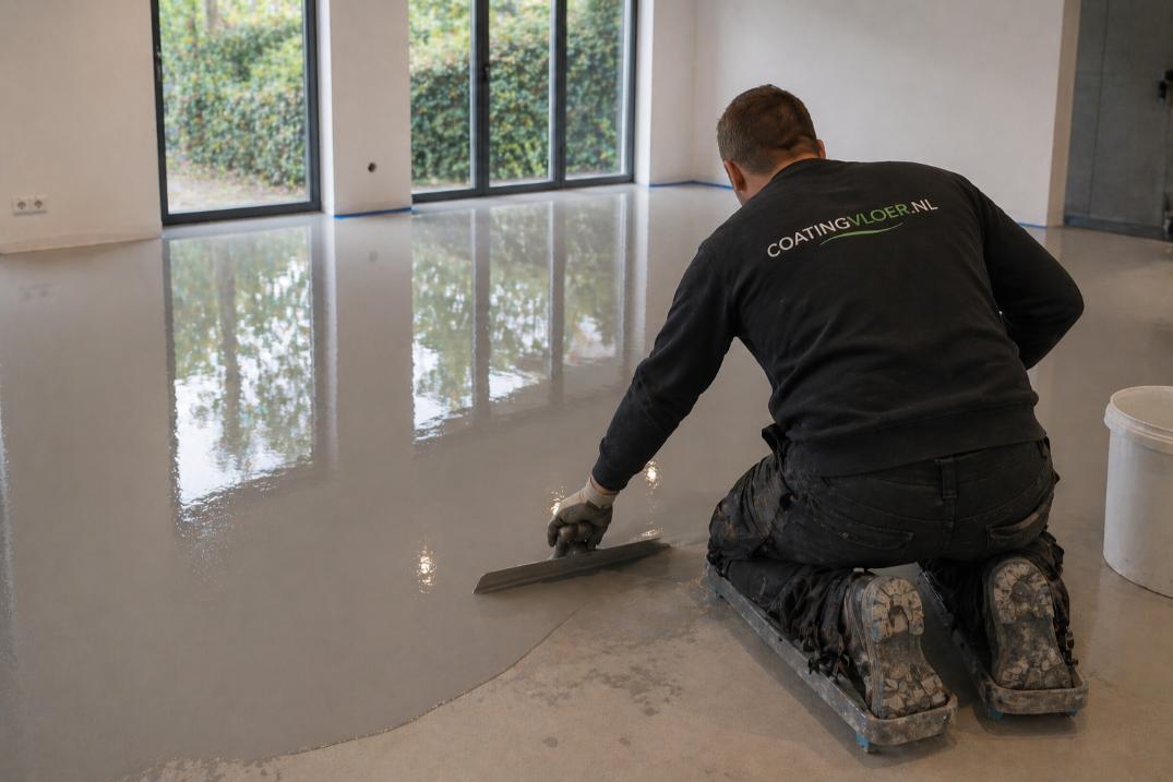 Medewerker van Coatingvloer legt een gietvloer