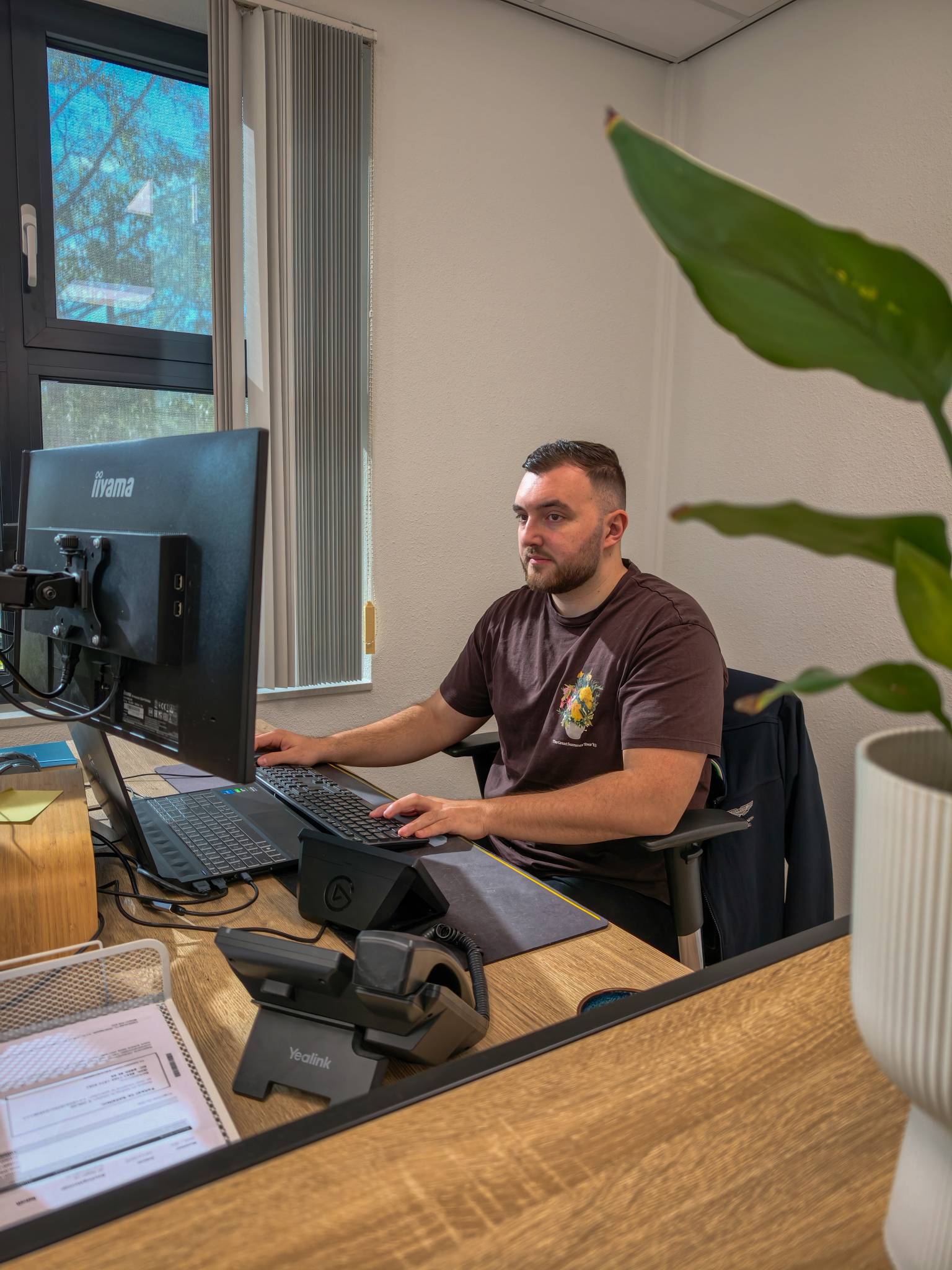 Specialist aan het werk met een SEO campagne